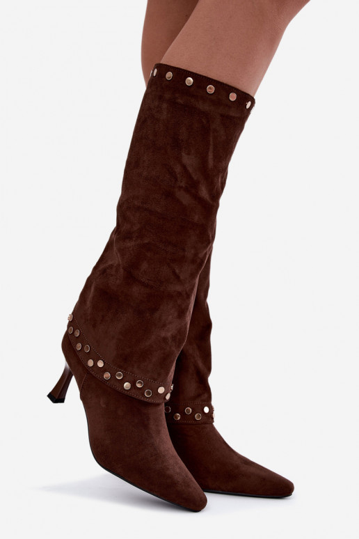 Bottes longues brunes isolées avec décoration Tai turiris