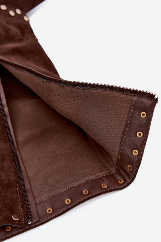 Bottes longues brunes isolées avec décoration Tai turiris