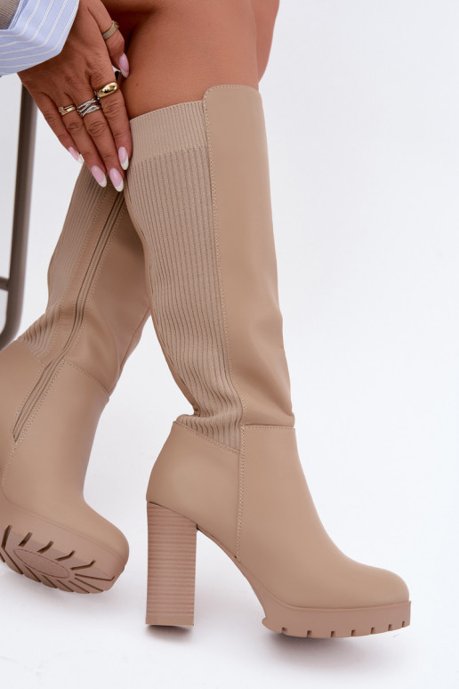 Sandfarbene isolierte lange Stiefel mit Absatz Hespera