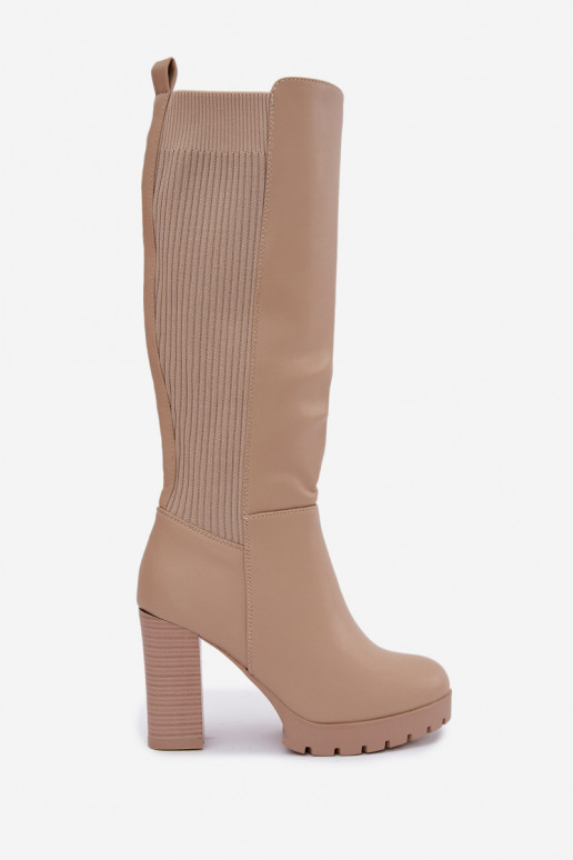 Bottes longues beiges isolées à talons Hespera