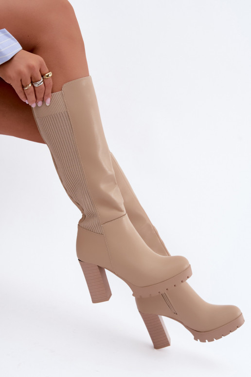 Bottes longues beiges isolées à talons Hespera