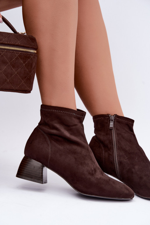 Schokoladenfarbene Stiefel mit Absatz Estellea