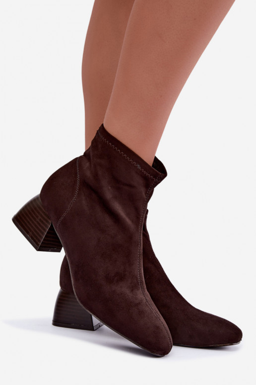Schokoladenfarbene Stiefel mit Absatz Estellea