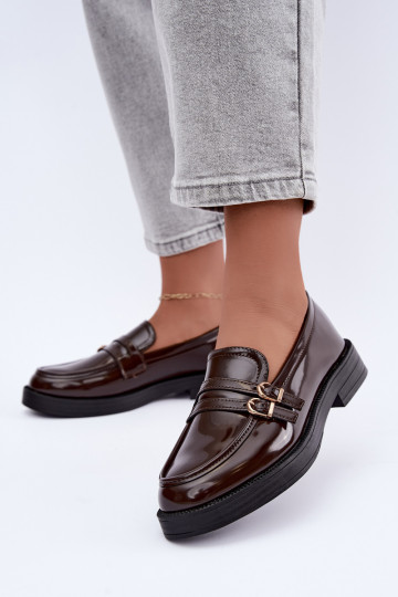 Schokoladenfarbene Damenmokassins mit Riemen Perline 2