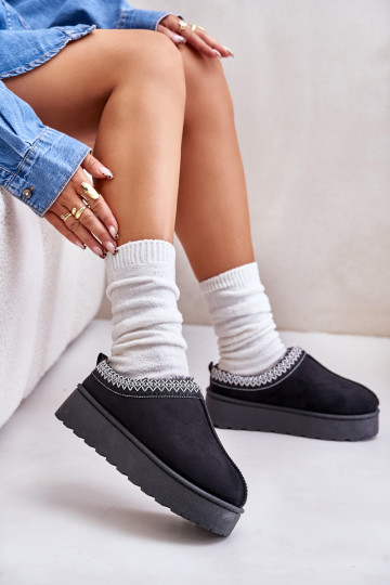Zwarte dames sneeuwlaarzen op een platform met isolatie en bont binnenin Remenia