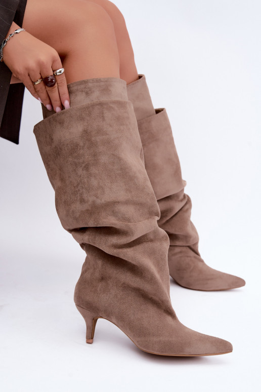 Warmen kniehohe Stiefel mit Rüschen und Absatz in Sandfarbe Oriellea