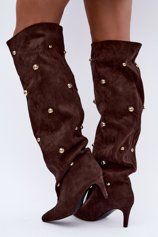 Bottes hautes à enfiler avec talons fins et détails ornés en couleur chocolat Beladine