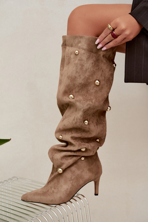 Bottes hautes à enfiler avec talons fins et détails ornés en couleur sable Beladine