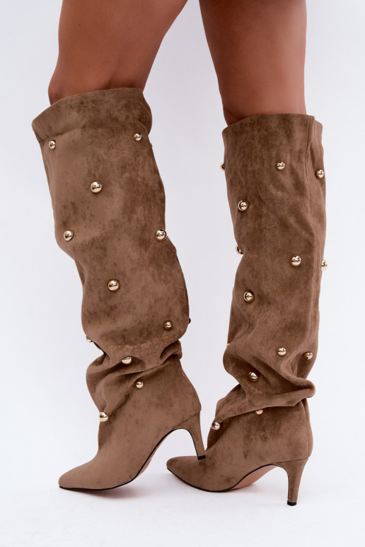 Bottes hautes à enfiler avec talons fins et détails ornés en couleur sable Beladine
