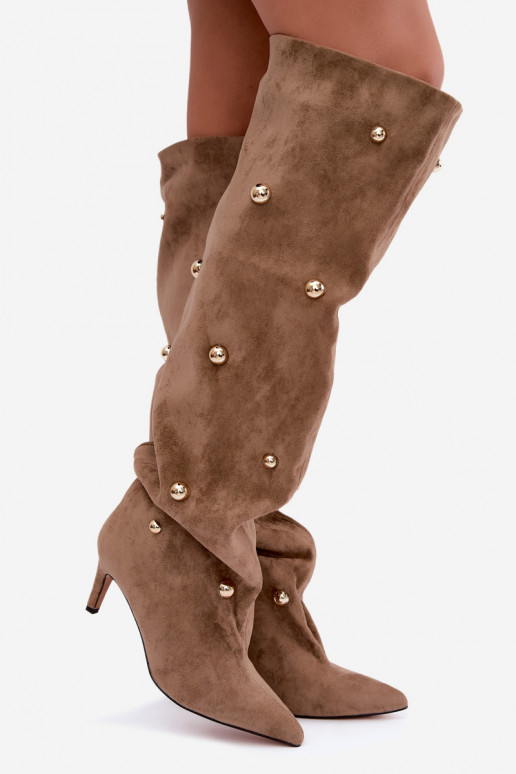 Schlüpfstiefel mit dünnen Absätzen und kunstvollen Details in Sandfarbe Beladine