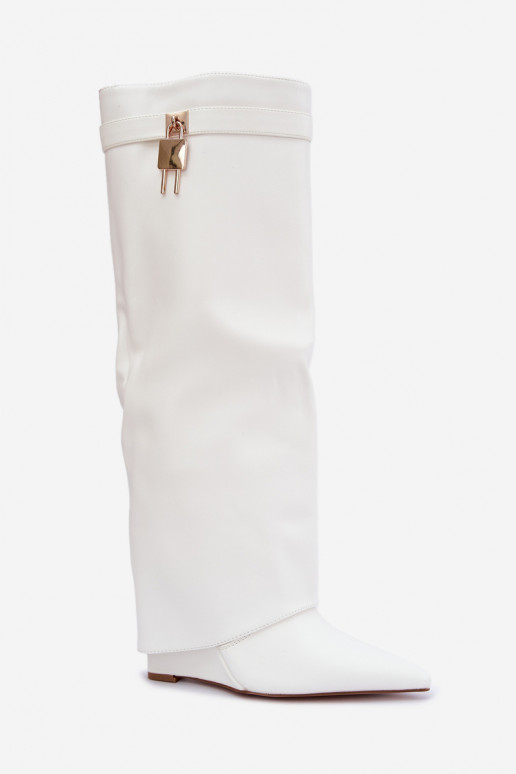 Mirettea kniehohe Stiefel mit Plattform und dekorativen Riemen in Weiß