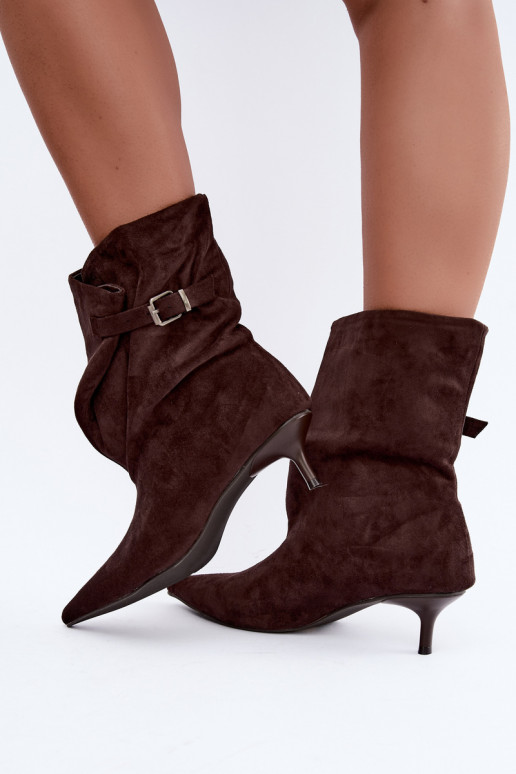 Isolierte Tiselle Stiefeletten mit Absätzen und Schnallen in Braun