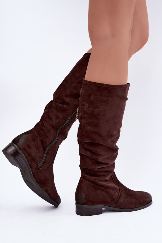 Bottes isolées froissées au-dessus du genou avec talons larges chocolat Vinceza 58669