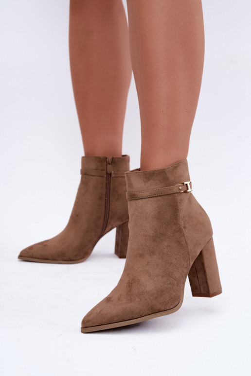Stiefeletten mit Absatz und dekorativen Riemen in Sandfarbe Preselle