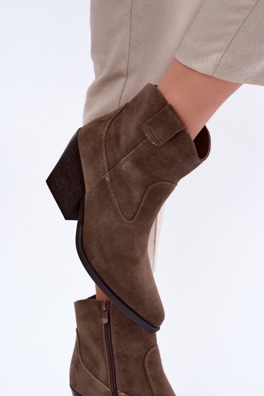 Bottes en daim khaki de style cowboy avec talons Tirabelle