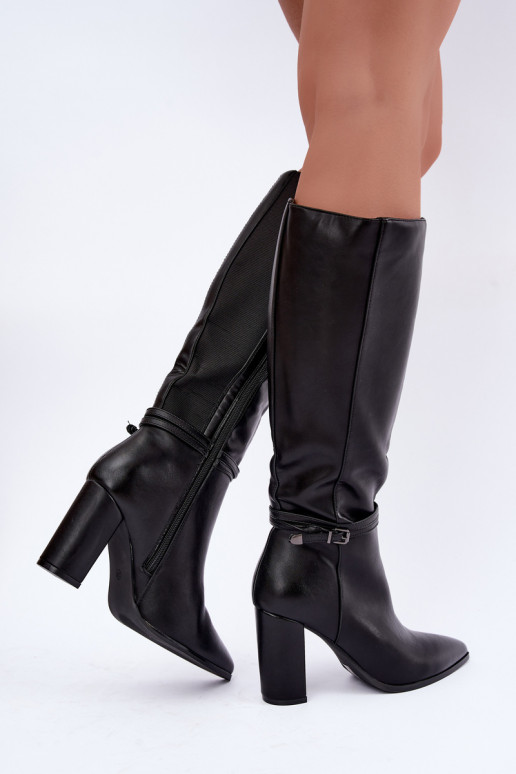 Bottes noires isolées jusqu'au genou avec talons et sangles Abriselle