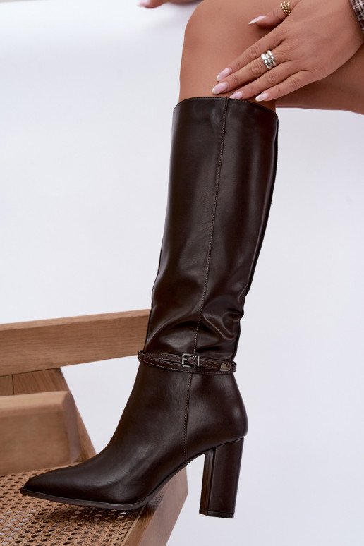 Bottes isolées jusqu'au genou avec talons et sangles couleur chocolat Abriselle