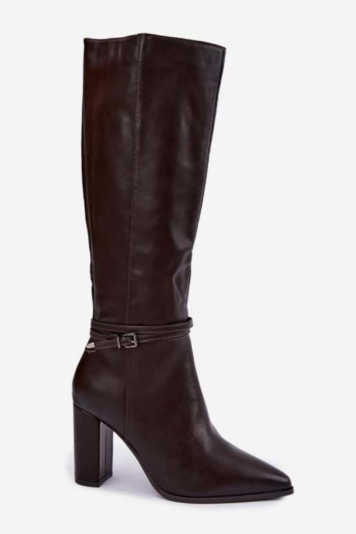 Isolierte kniehohe Stiefel mit Absatz und Riemen in Schokoladenfarbe Abriselle