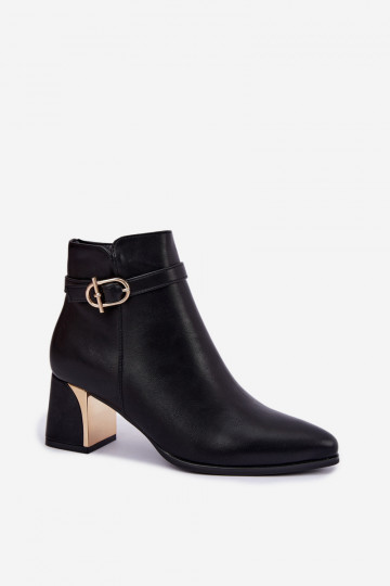Bottines pour femmes avec des sangles décoratives et des boucles en noir Kordelia