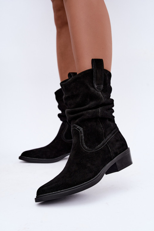 Zwarte cowboy-stijl enkellaarsjes van faux suede geïsoleerd Sergio Leone BT-16