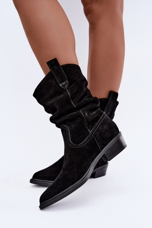 Bottines style cowboy noires en daim synthétique isolées Sergio Leone BT-16