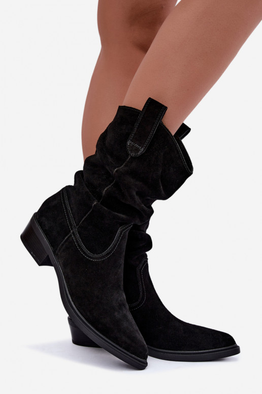 Zwarte cowboy-stijl enkellaarsjes van faux suede geïsoleerd Sergio Leone BT-16