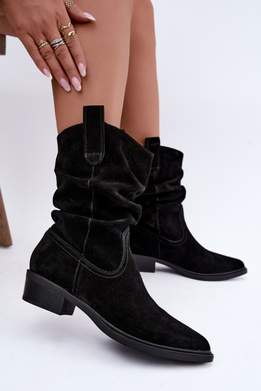 Zwarte cowboy-stijl enkellaarsjes van faux suede geïsoleerd Sergio Leone BT-16