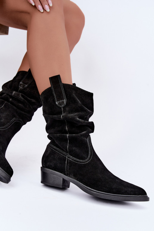 Zwarte cowboy-stijl enkellaarsjes van faux suede geïsoleerd Sergio Leone BT-16