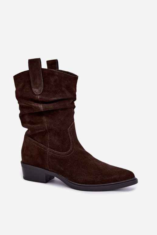 Bruine cowboy-stijl enkellaarsjes van faux suede geïsoleerd Sergio Leone BT-16
