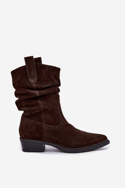 Bruine cowboy-stijl enkellaarsjes van faux suede geïsoleerd Sergio Leone BT-16