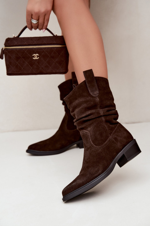 Bruine cowboy-stijl enkellaarsjes van faux suede geïsoleerd Sergio Leone BT-16