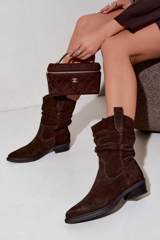 Bottines style cowboy brunes en daim synthétique isolées Sergio Leone BT-16