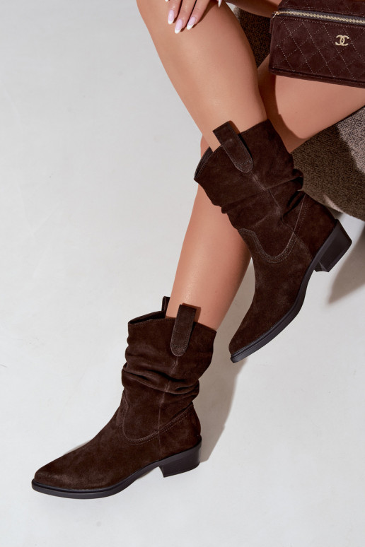 Bottines style cowboy brunes en daim synthétique isolées Sergio Leone BT-16
