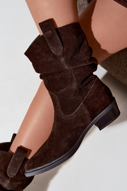 Bottines style cowboy brunes en daim synthétique isolées Sergio Leone BT-16