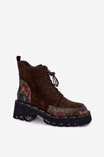 Bottes en daim brunes isolées avec lacets et motifs floraux Artiker 59C0250