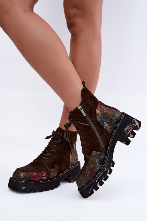 Bottes en daim brunes isolées avec lacets et motifs floraux Artiker 59C0250