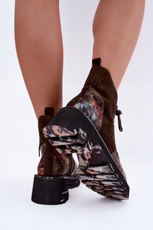 Bottes en daim brunes isolées avec lacets et motifs floraux Artiker 59C0250
