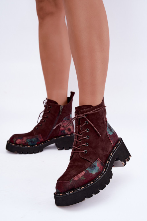 Bottes en daim bordeaux isolées avec lacets et motifs floraux Artiker 59C0248