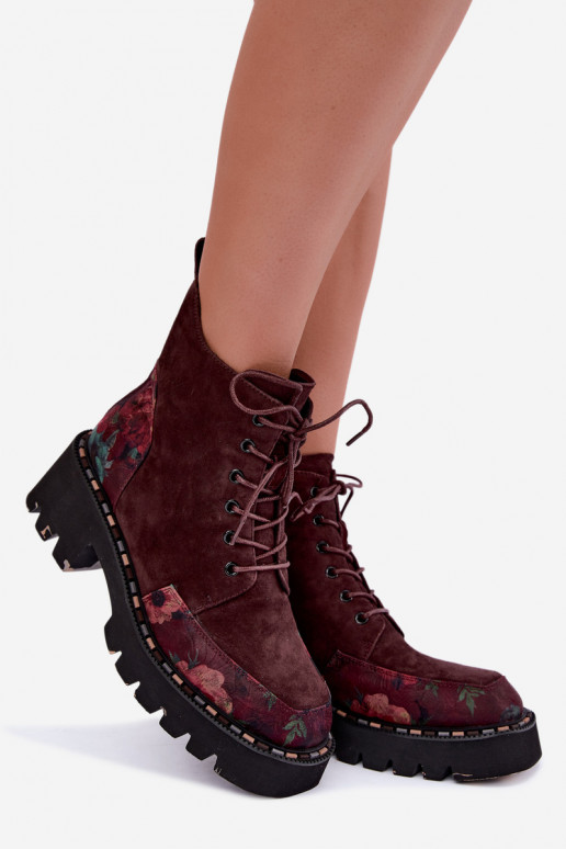 Bottes en daim bordeaux isolées avec lacets et motifs floraux Artiker 59C0248