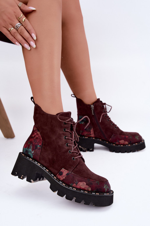 Bottes en daim bordeaux isolées avec lacets et motifs floraux Artiker 59C0248