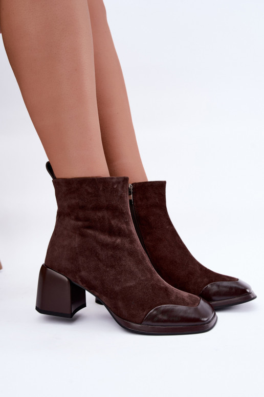 Bottes en daim brunes isolées avec talons Artiker 59C1296