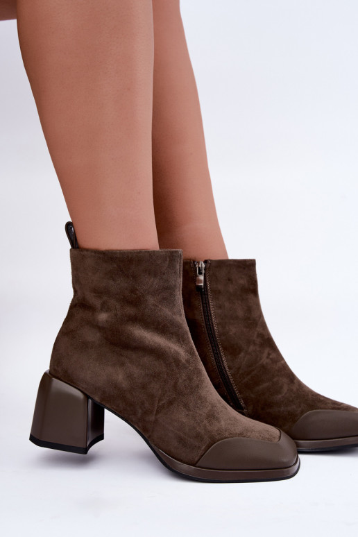 Bottes en daim chaki isolées avec talons Artiker 59C1297