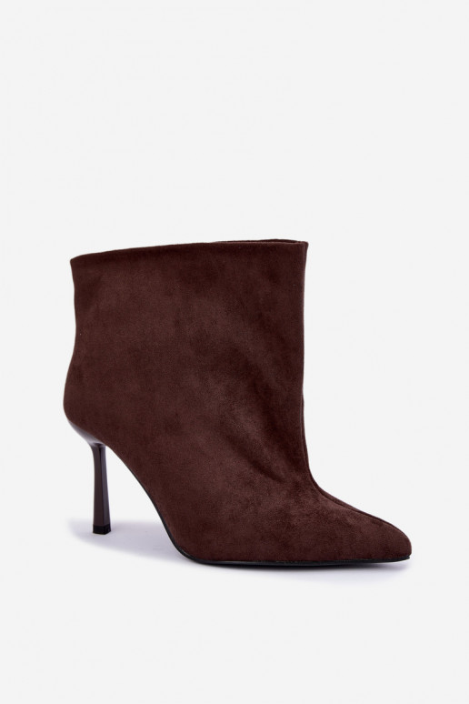 Schokoladenfarbene Slip-On Stiefeletten mit dünnen Absätzen Kamea