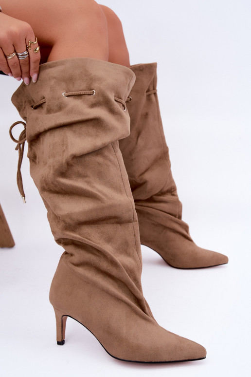 Bottes hautes isolées à enfiler avec talons fins et détails élégants en couleur sable Tivel