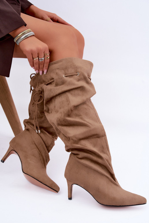 Gefütterte Slip-On Stiefel bis zum Knie mit dünnen Absätzen und stilvollen Details in Sandfarbe Tivel