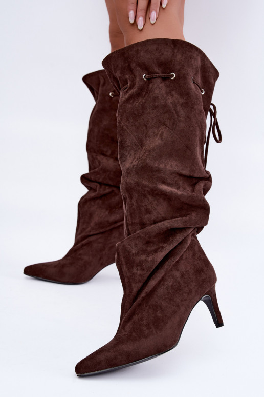 warme instapkniehoge laarzen met dunne hakken en stijlvolle details in chocolade kleur Tivelle