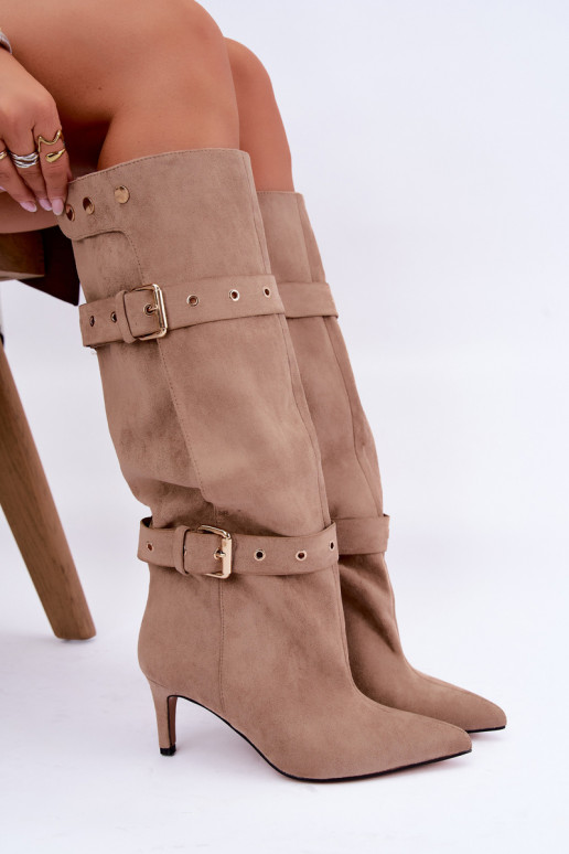 Schlüpfschuh-Stiefel bis zum Knie mit dünnen Absätzen, Riemen und Schnallen in sandfarbener Farbe Isabeau