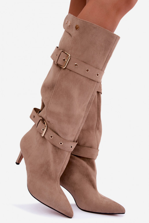 Schlüpfschuh-Stiefel bis zum Knie mit dünnen Absätzen, Riemen und Schnallen in sandfarbener Farbe Isabeau