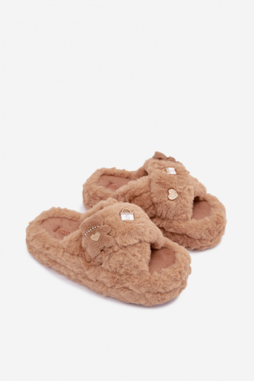 claquettes avec fourrure et beaux détails couleur sable Jesselle