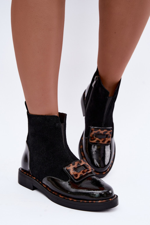 Schwarze Velourslederstiefel mit dekorativer Schnalle